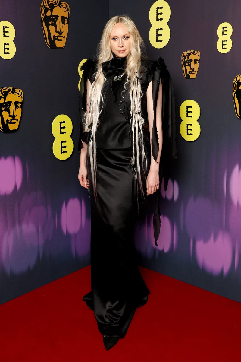 BAFTAs 2025: Οι ωραιότερες εμφανίσεις στο κόκκινο χαλί-12