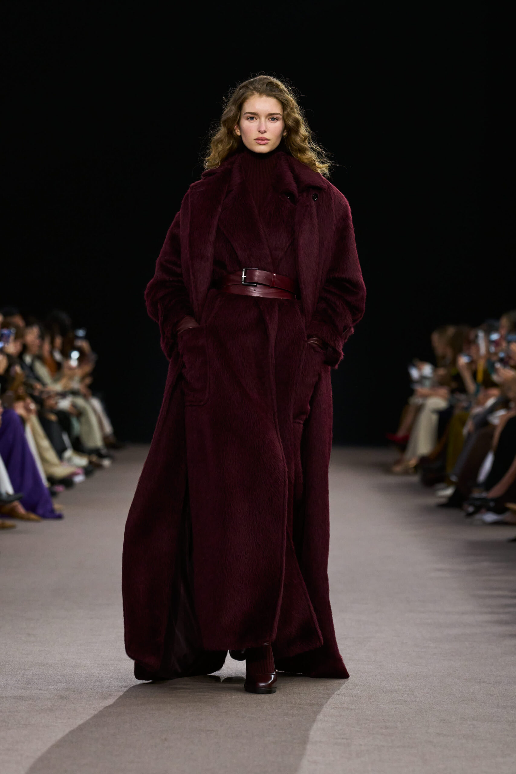 Max Mara FW25-26: Μια ωδή στην εκλεπτυσμένη κομψότητα και τον ρομαντισμό-1
