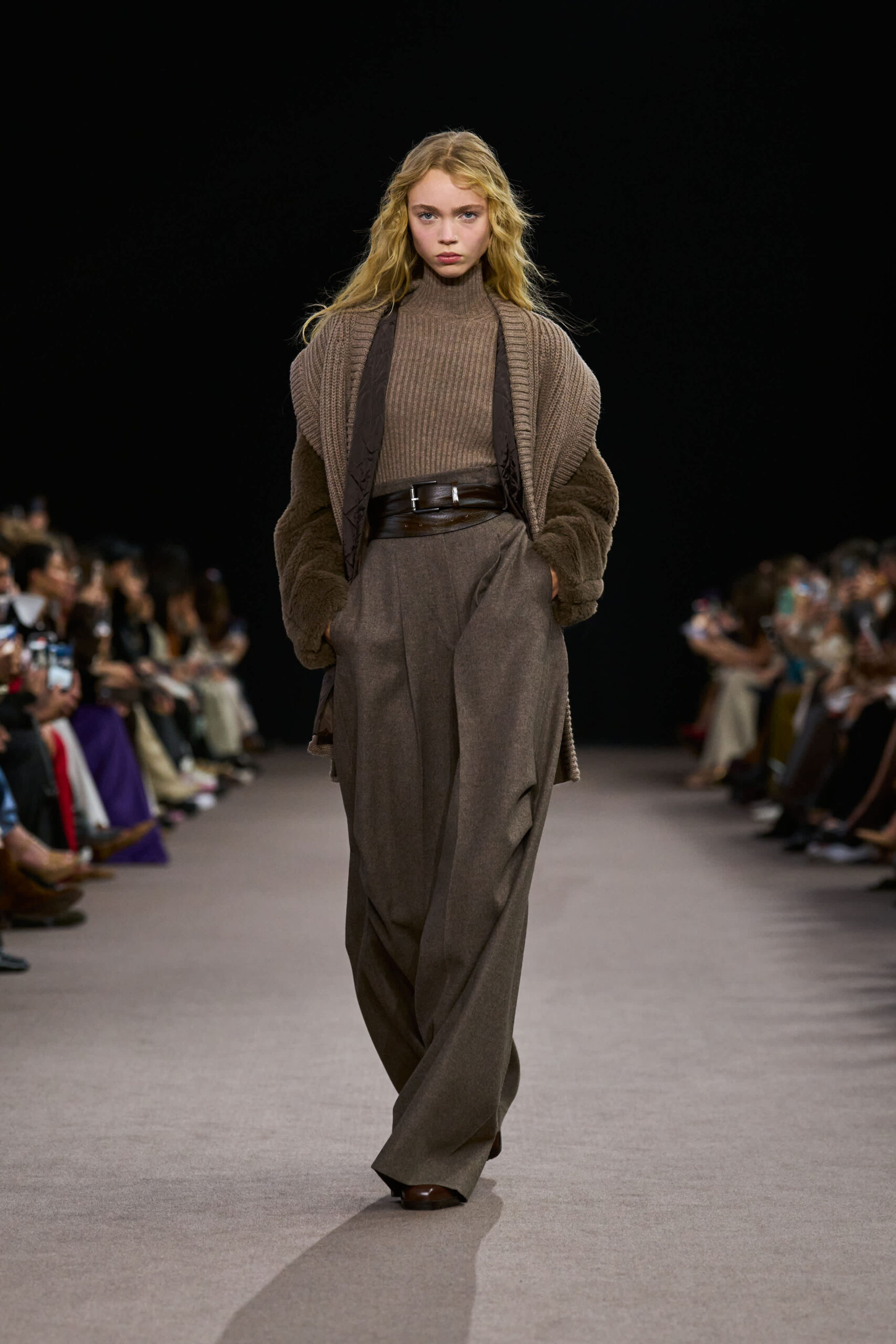 Max Mara FW25-26: Μια ωδή στην εκλεπτυσμένη κομψότητα και τον ρομαντισμό-2