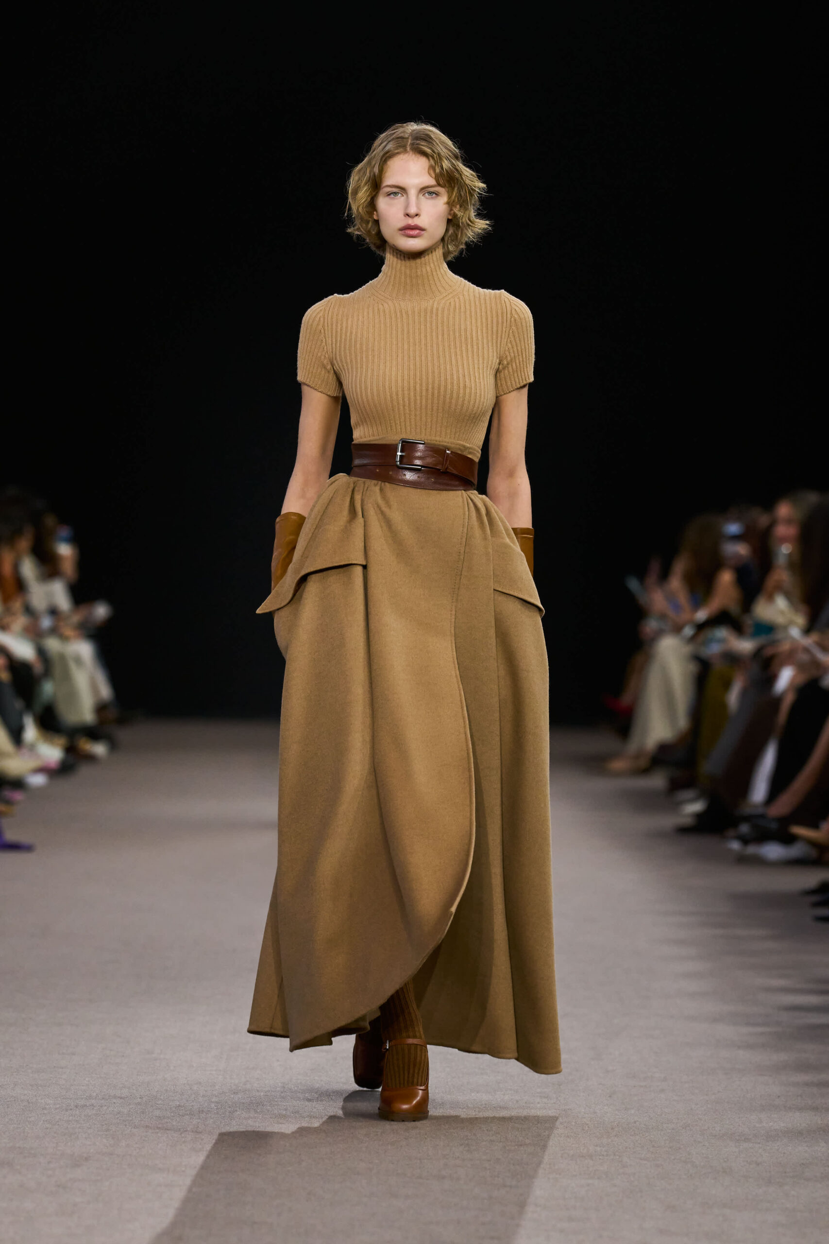 Max Mara FW25-26: Μια ωδή στην εκλεπτυσμένη κομψότητα και τον ρομαντισμό-13
