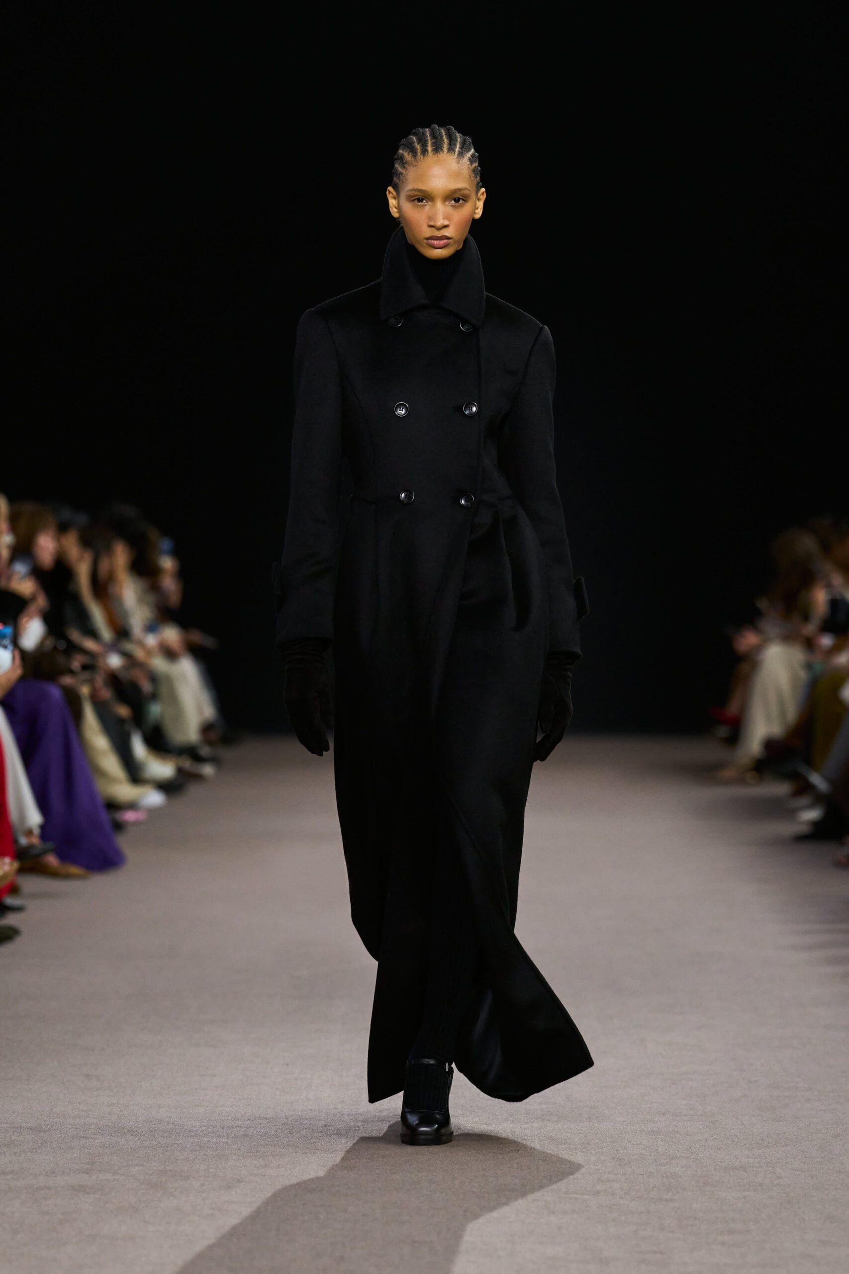 Max Mara FW25-26: Μια ωδή στην εκλεπτυσμένη κομψότητα και τον ρομαντισμό-3