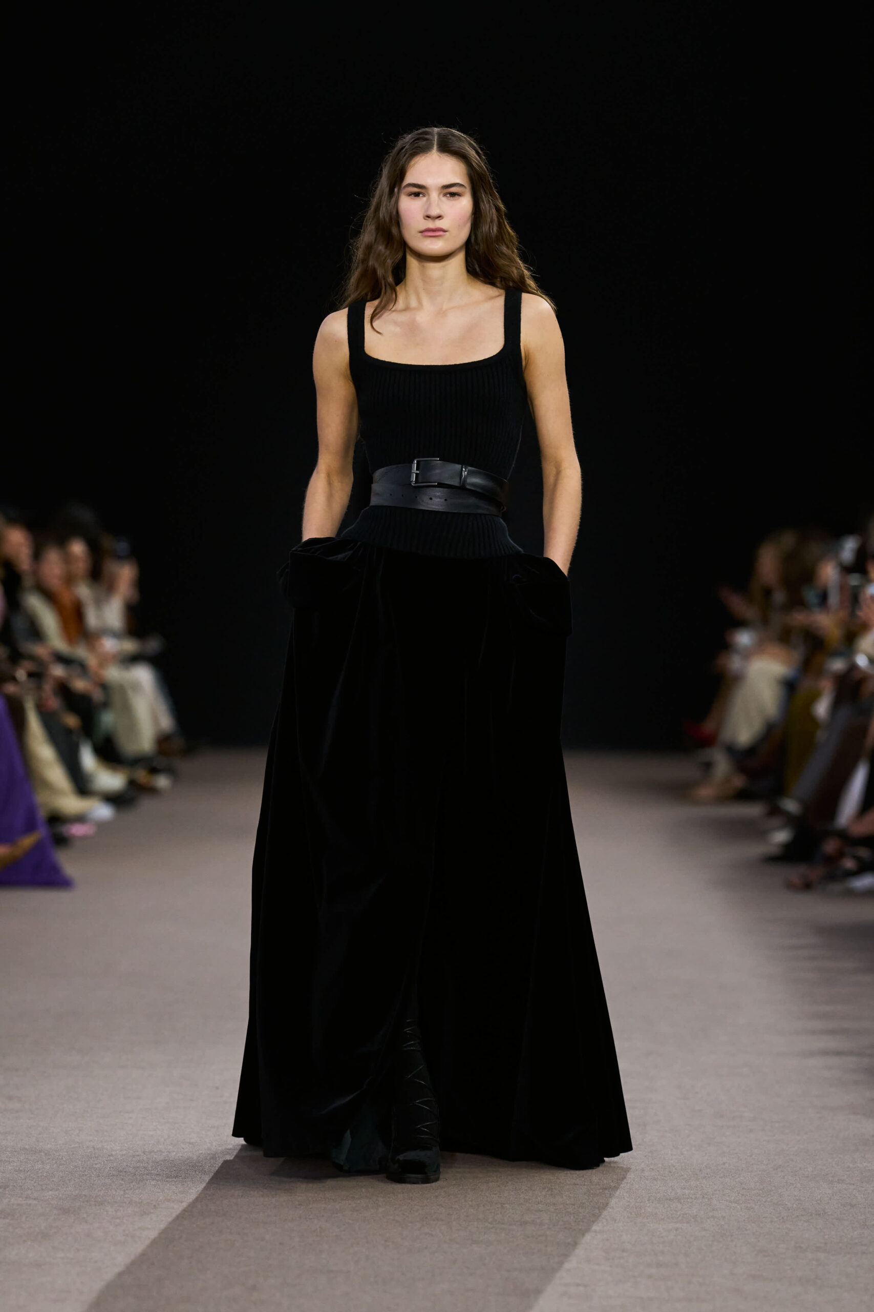 Max Mara FW25-26: Μια ωδή στην εκλεπτυσμένη κομψότητα και τον ρομαντισμό-12