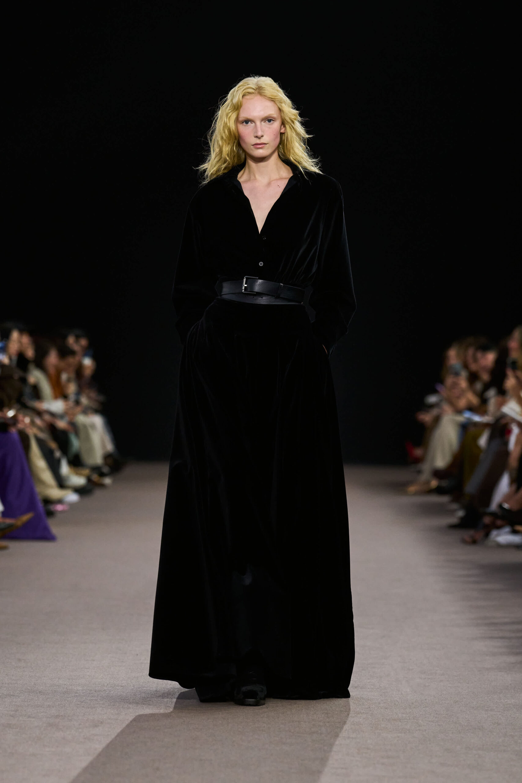 Max Mara FW25-26: Μια ωδή στην εκλεπτυσμένη κομψότητα και τον ρομαντισμό-11
