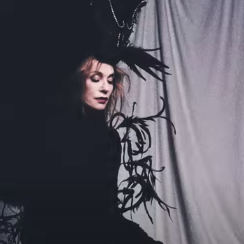 η-vogue-greece-φεβρουαρίου-συναντά-την-isabelle-huppert-λίγο-π-349373