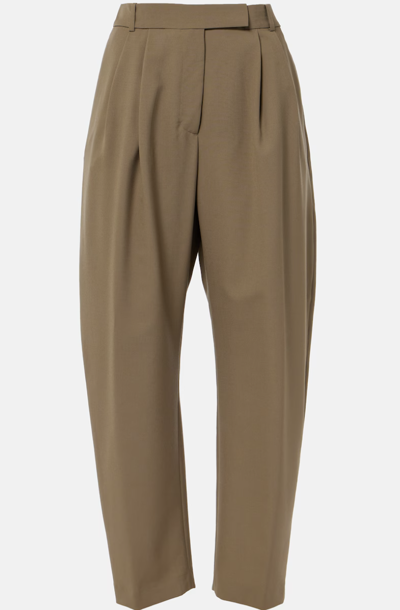 Barrel pants: Θα αντικαταστήσουν όλα τα παντελόνια το 2025-2