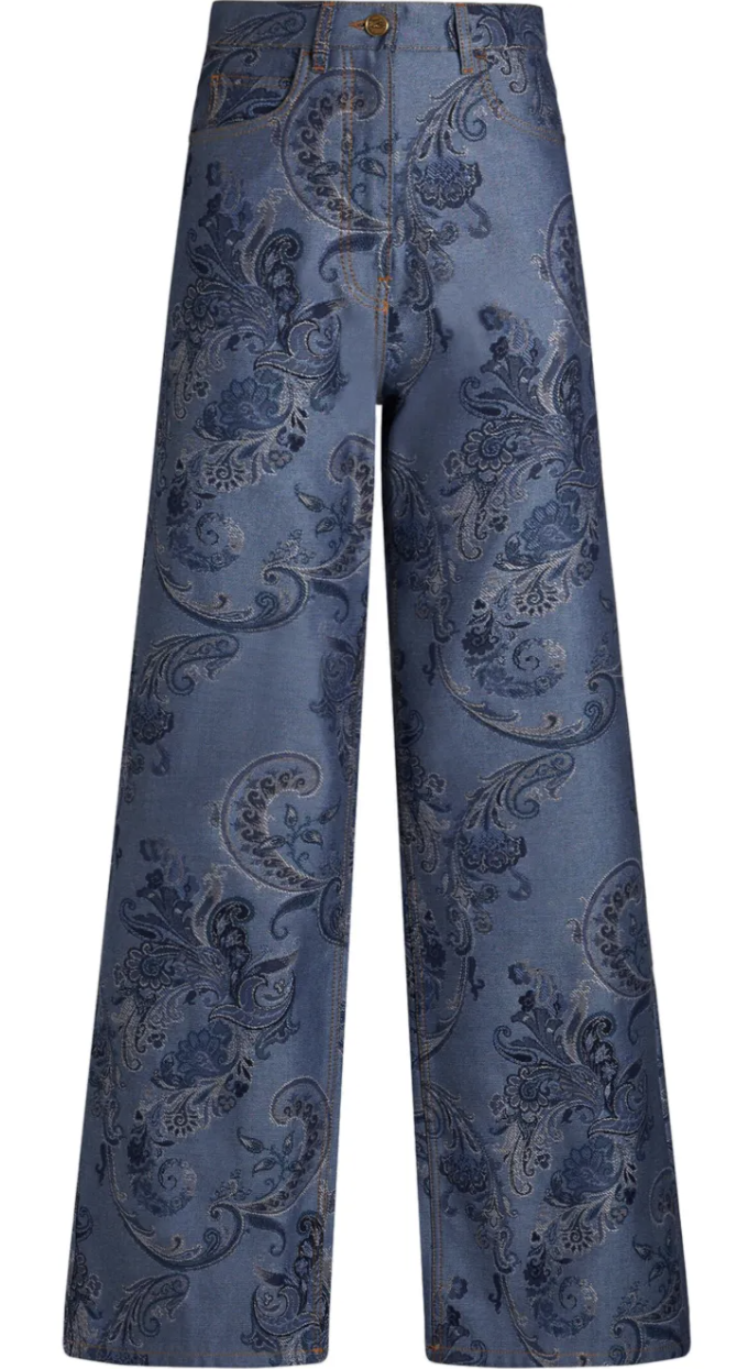 Flared jeans: Οι 4 συνδυασμοί για να φορέσετε το πιο hot ντένιμ της άνοιξης 2025-2