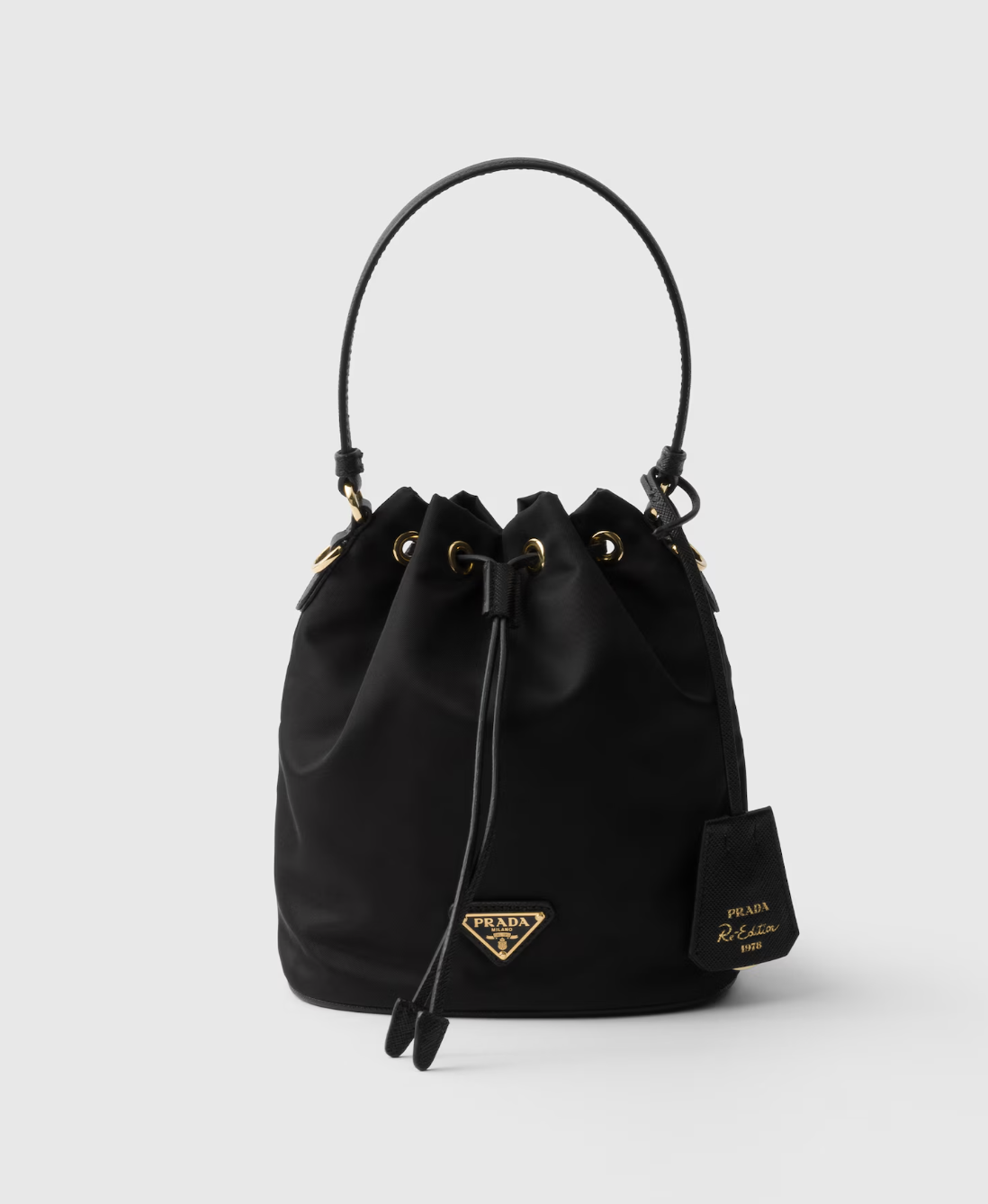 Drawstring bag: Οι fashion insiders τώρα κρατούν αυτή την τσάντα-1
