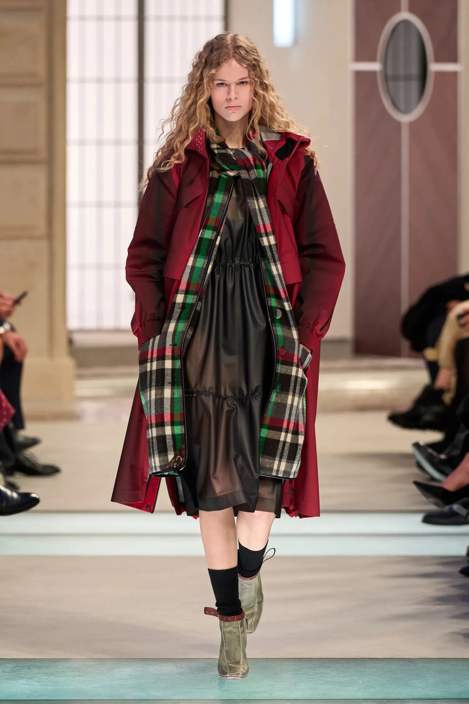 To show του Louis Vuitton Φθινόπωρο-Χειμώνας 2025/2026 μας ταξιδεύει με ένα φαντασμαγορικό τρένο μόδας-7