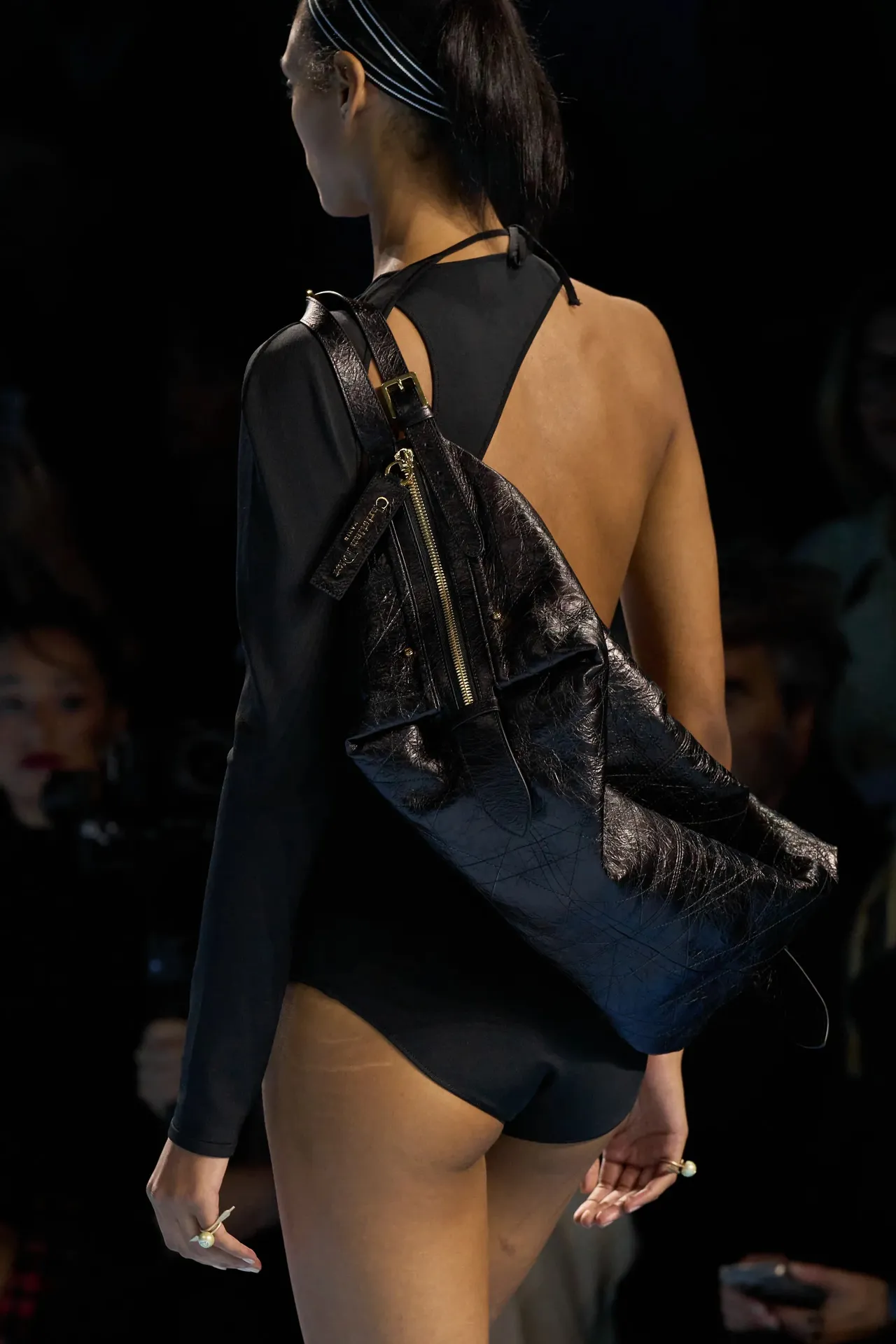 Η crossbody bag επιστρέφει και είναι η πιο πρακτική τσάντα της σεζόν-1