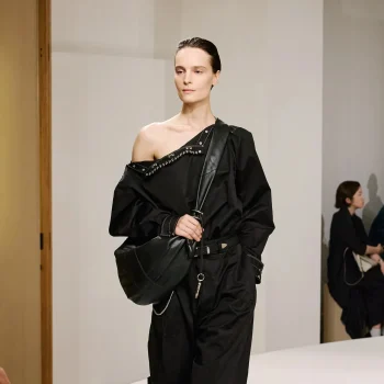 η-crossbody-bag-επιστρέφει-και-είναι-η-πιο-πρακτικ-354653