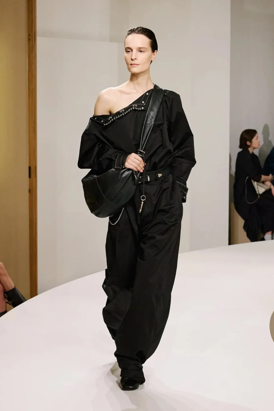 η-crossbody-bag-επιστρέφει-και-είναι-η-πιο-πρακτικ-354653