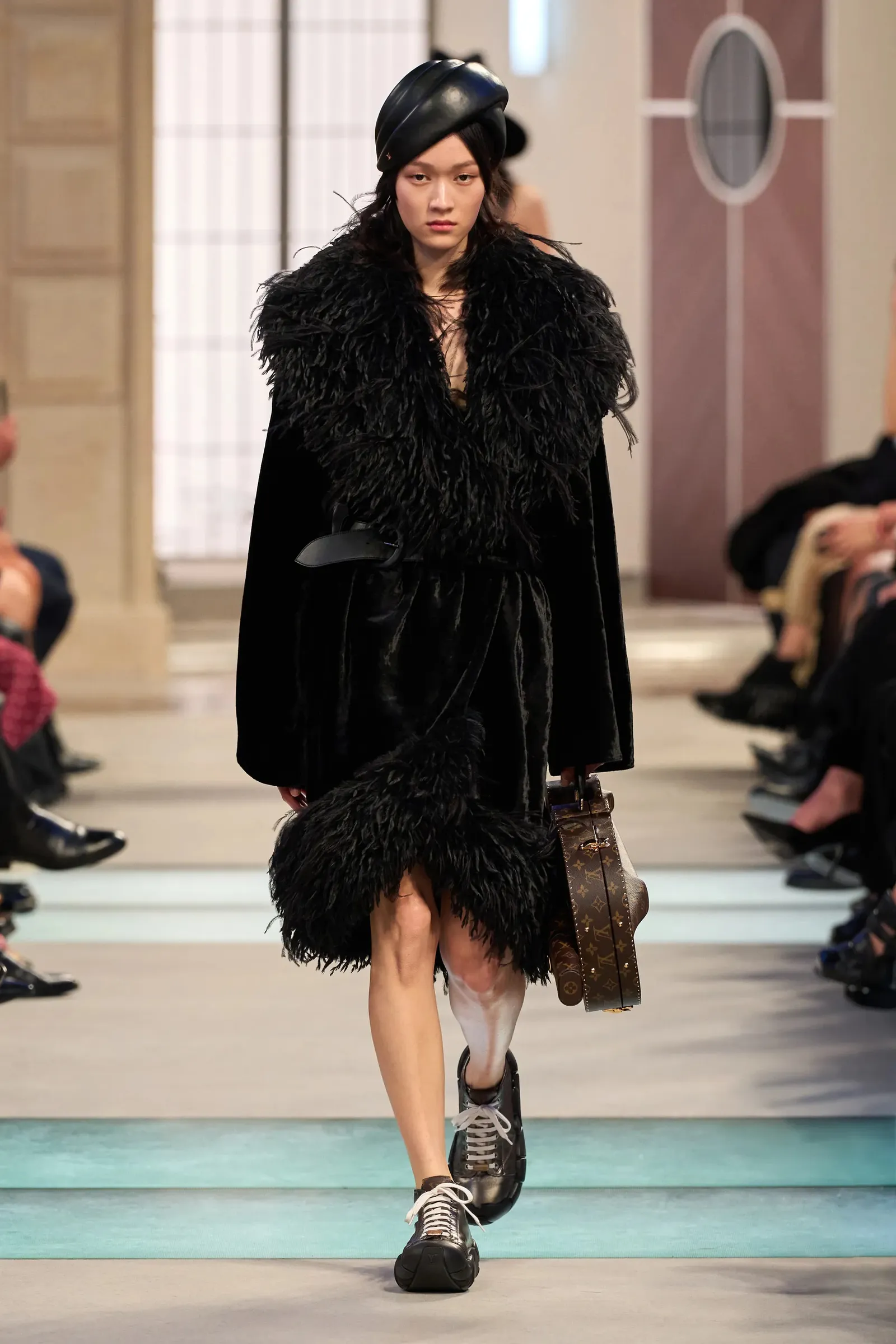To show του Louis Vuitton Φθινόπωρο-Χειμώνας 2025/2026 μας ταξιδεύει με ένα φαντασμαγορικό τρένο μόδας-2