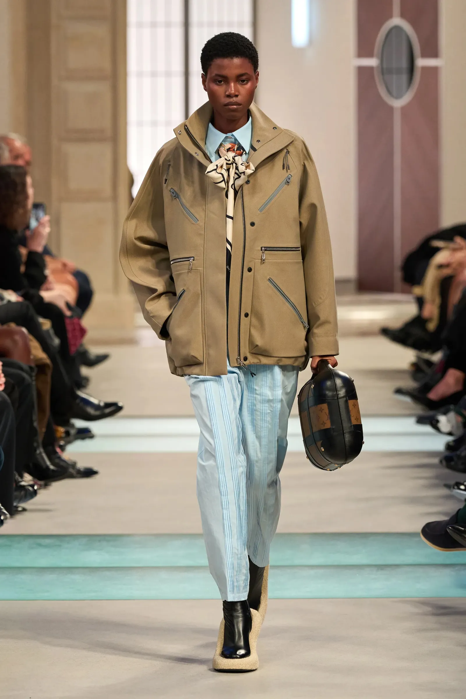 To show του Louis Vuitton Φθινόπωρο-Χειμώνας 2025/2026 μας ταξιδεύει με ένα φαντασμαγορικό τρένο μόδας-5
