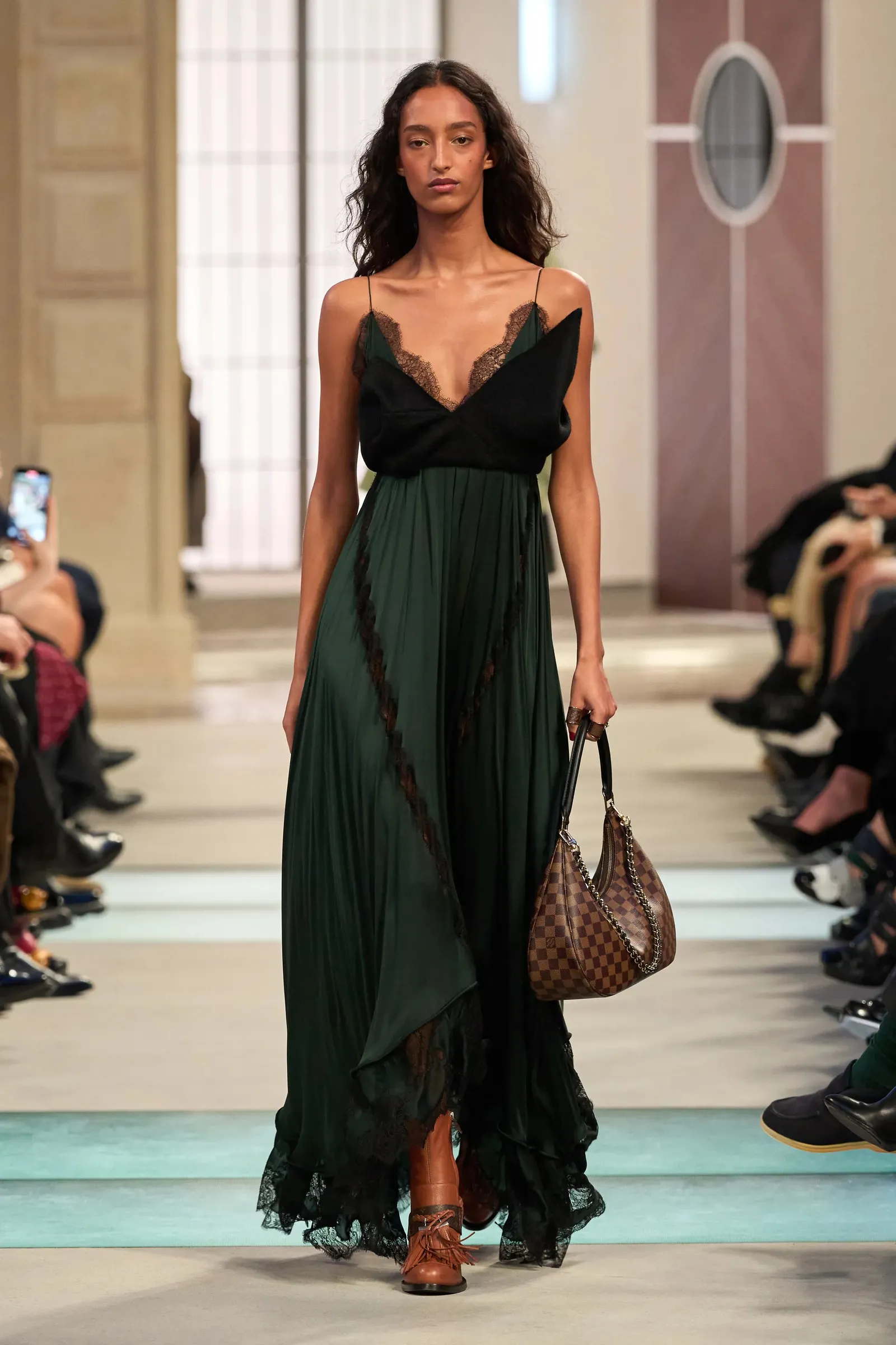 To show του Louis Vuitton Φθινόπωρο-Χειμώνας 2025/2026 μας ταξιδεύει με ένα φαντασμαγορικό τρένο μόδας-4