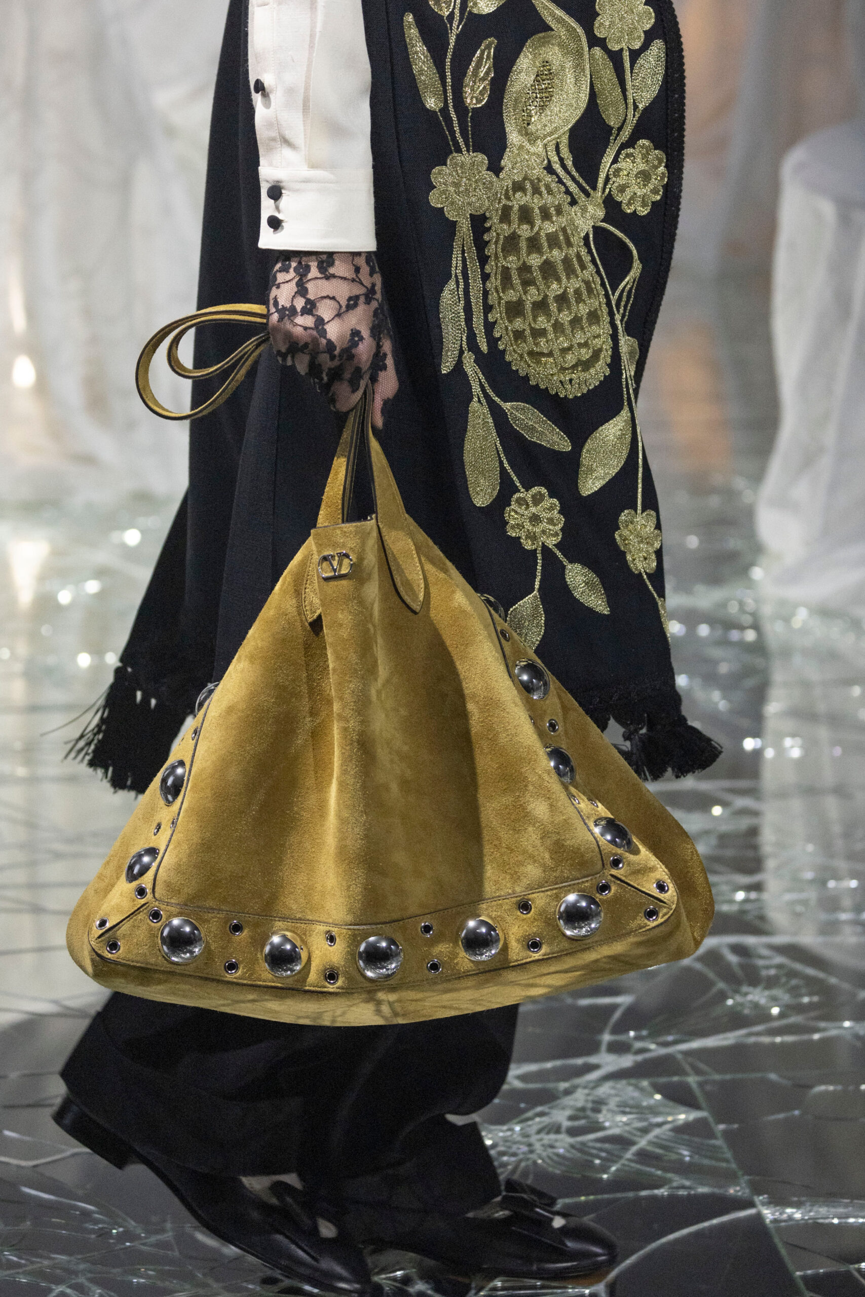 Η τσάντα Nellcôte του οίκου Valentino είναι η boho chic bag του 2025-1
