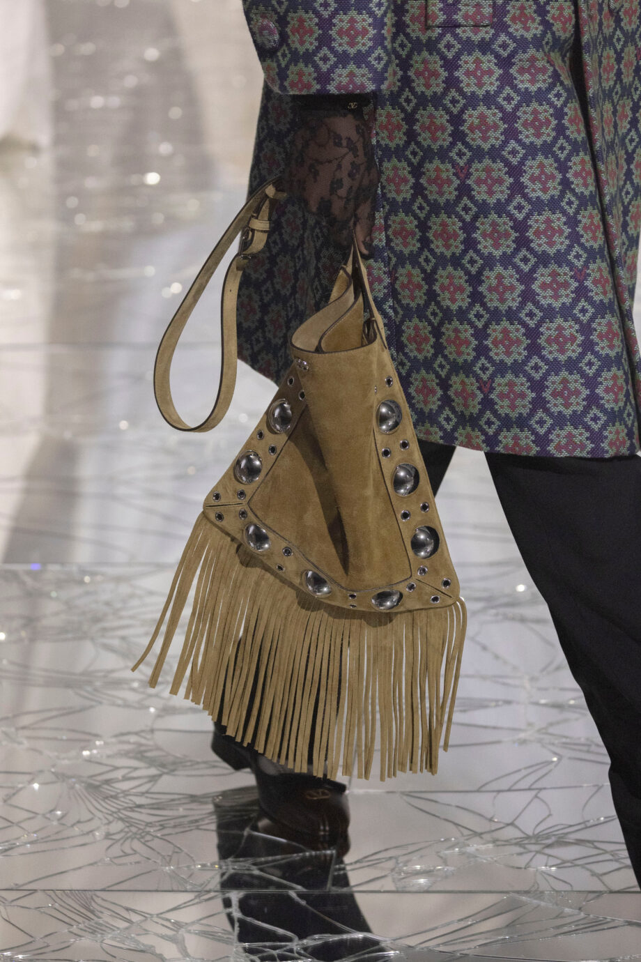 η-τσάντα-nellcote-του-οίκου-valentino-είναι-η-boho-chic-bag-του-2025-354505
