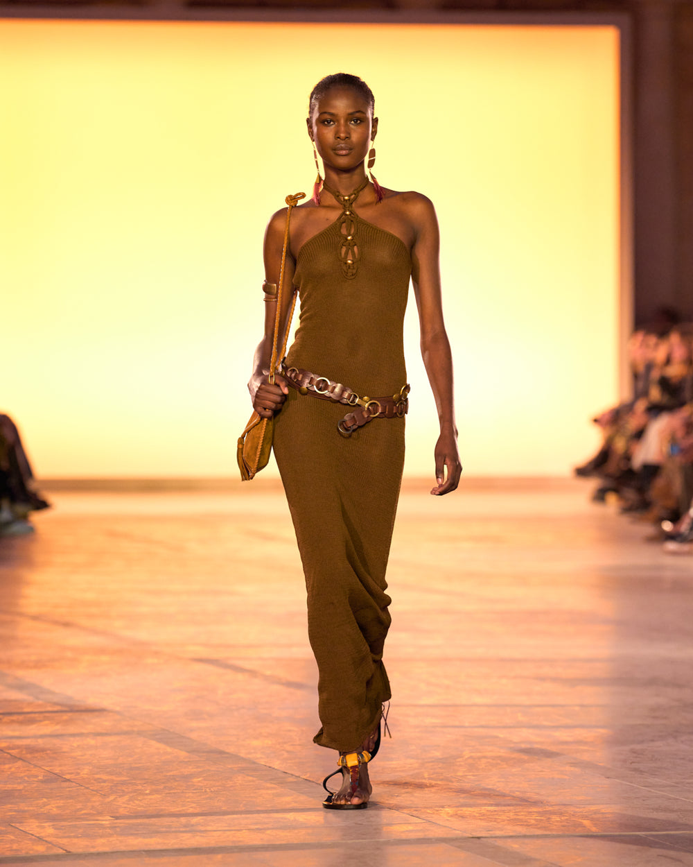 Ζώνες: 3 style hacks από τα catwalks που θα αναδείξουν την σιλουέτα σας-3