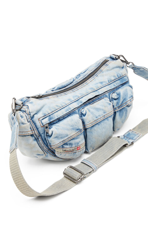 Η crossbody bag επιστρέφει και είναι η πιο πρακτική τσάντα της σεζόν-4