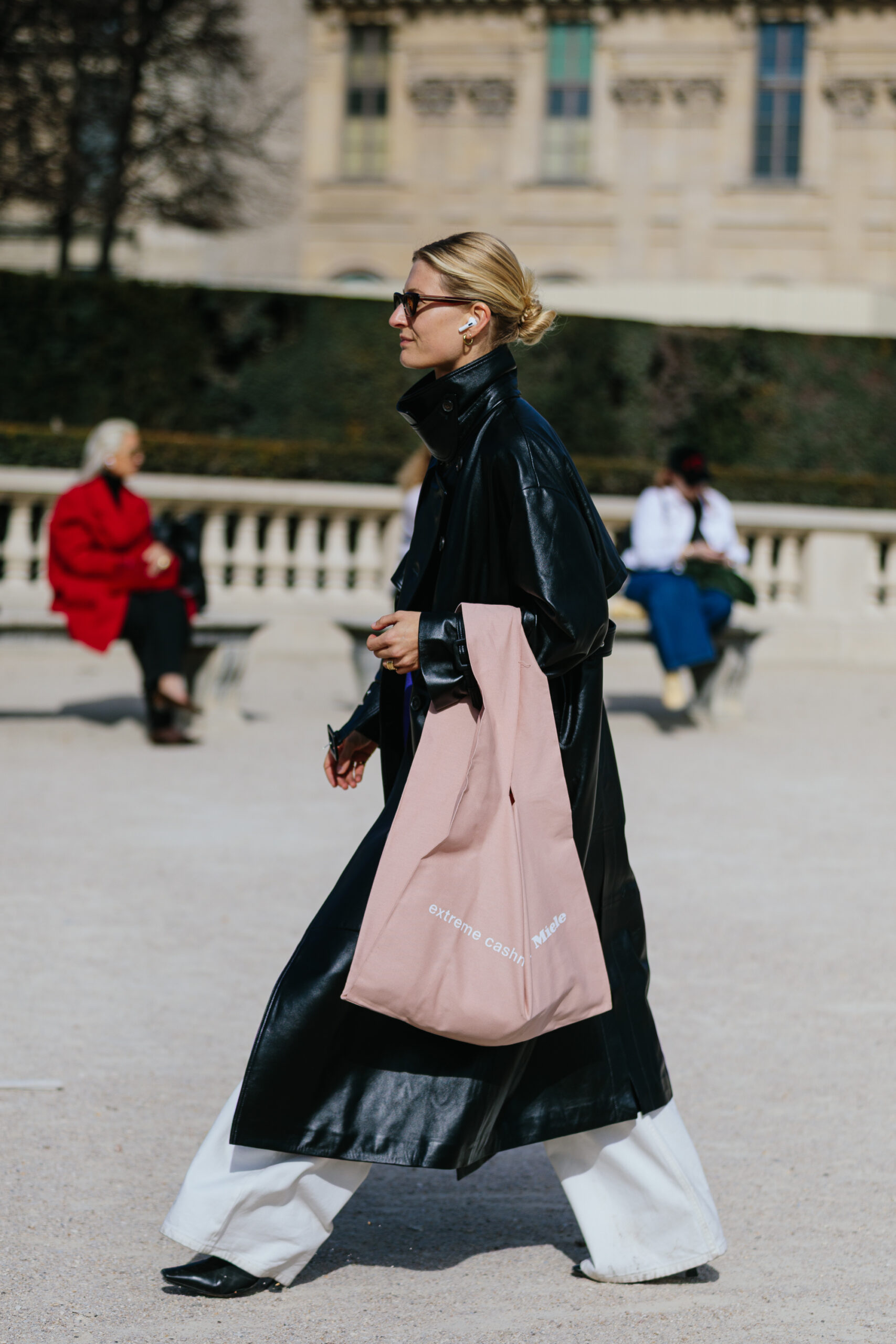 Εβδομάδα Μόδας Παρισιού: Τα πιο εντυπωσιακά street style moments όπως τα κατέγραψε η Vogue Greece-95