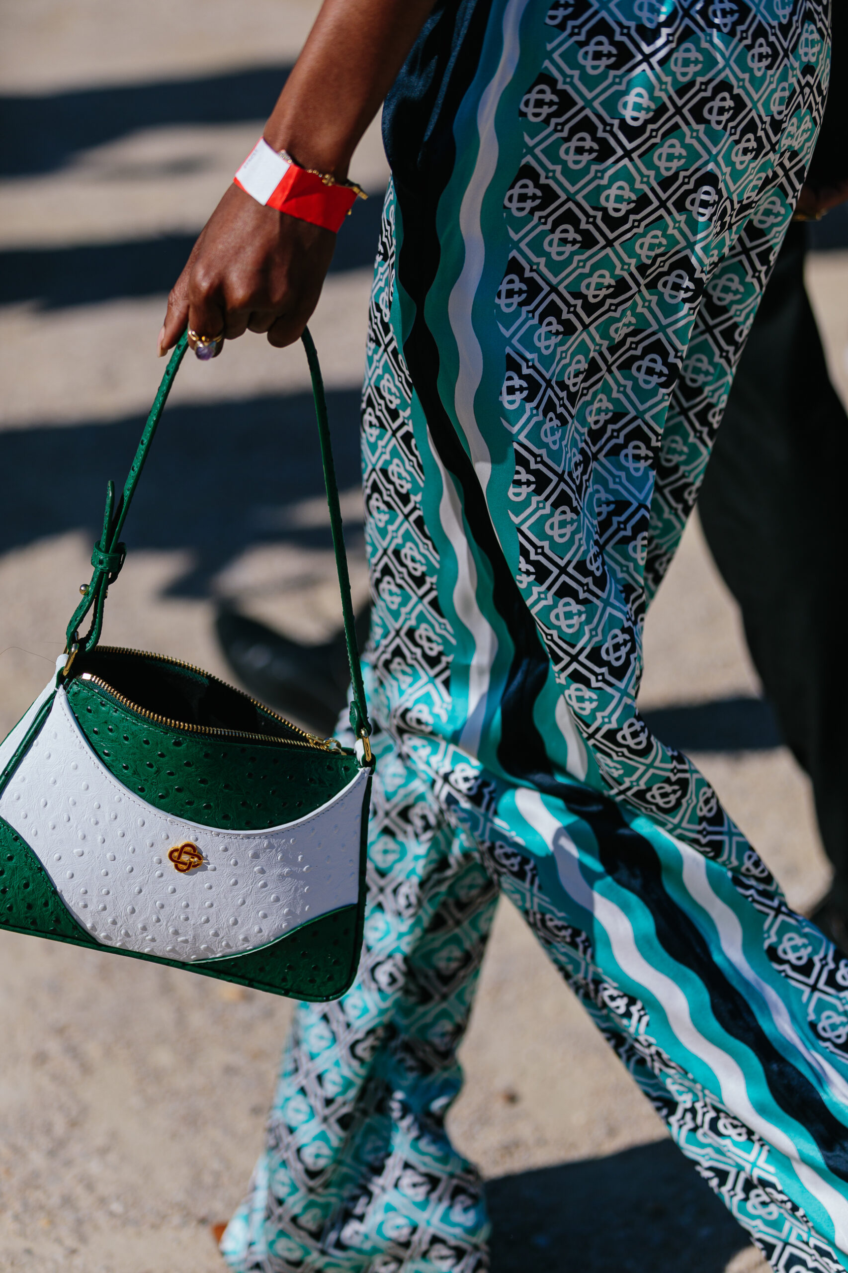 Εβδομάδα Μόδας Παρισιού: Τα πιο εντυπωσιακά street style moments όπως τα κατέγραψε η Vogue Greece-141