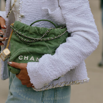 drawstring-bag-οι-fashion-insiders-τώρα-κρατούν-αυτή-την-τσάντα-353119