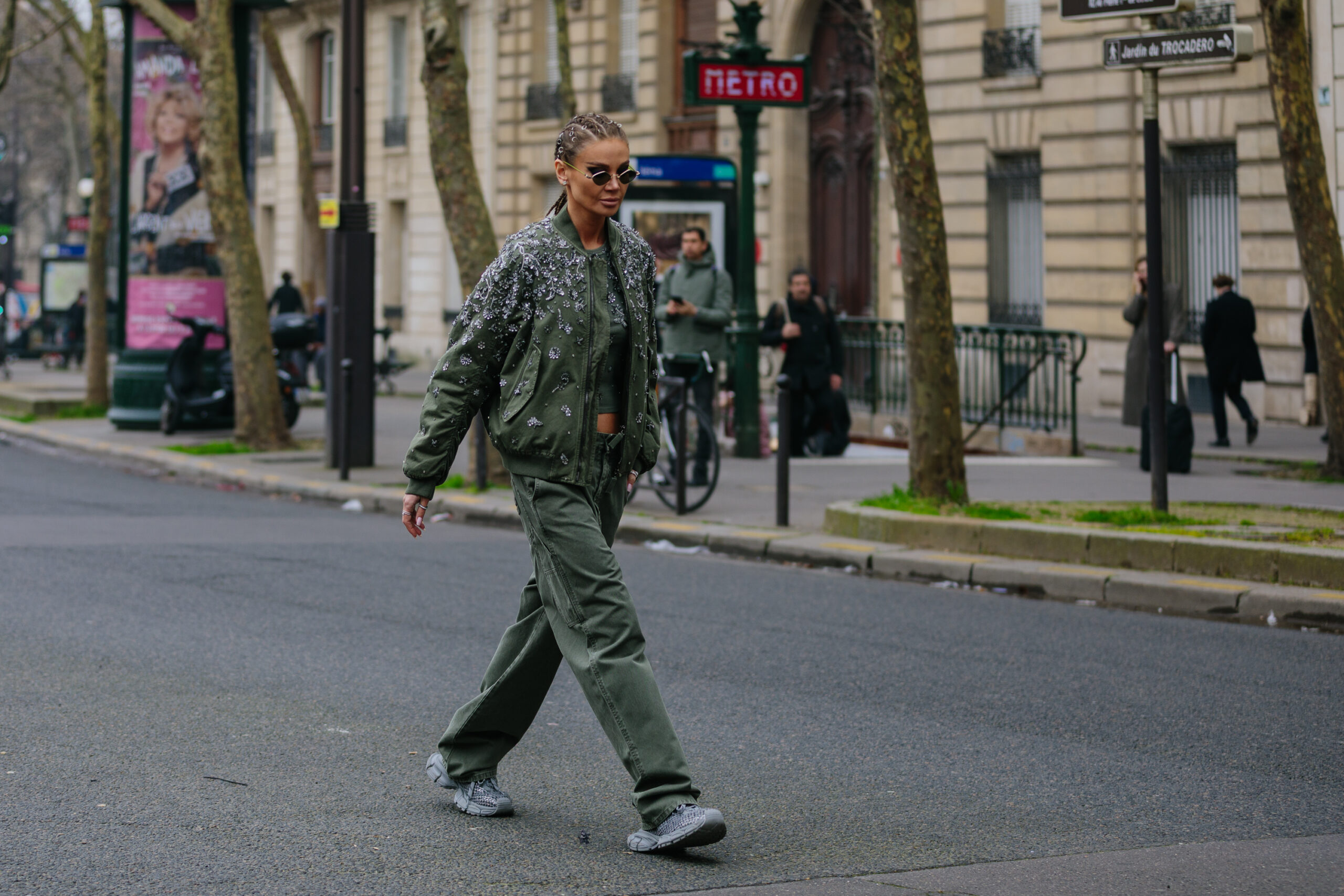 Εβδομάδα Μόδας Παρισιού: Τα πιο εντυπωσιακά street style moments όπως τα κατέγραψε η Vogue Greece-21