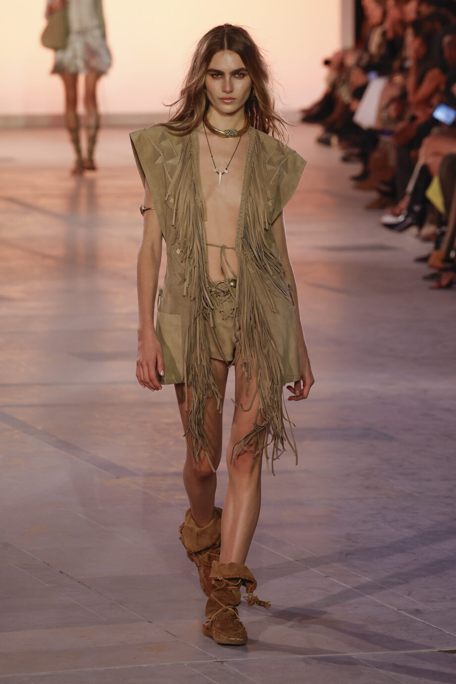 τα-πιο-hot-looks-της-άνοιξης-έχουν-κρόσσια-354112