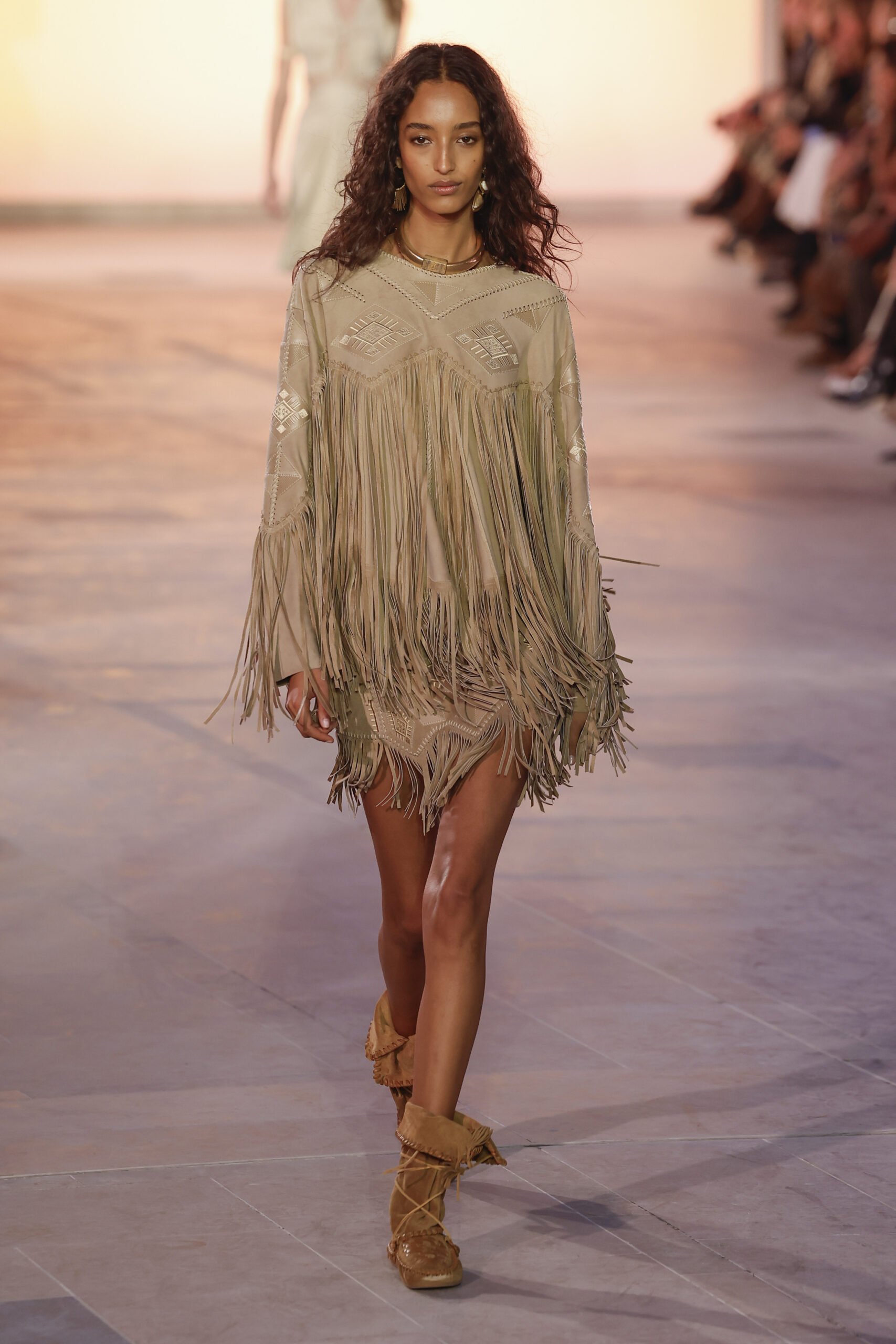 Τα πιο hot looks της άνοιξης έχουν κρόσσια-1