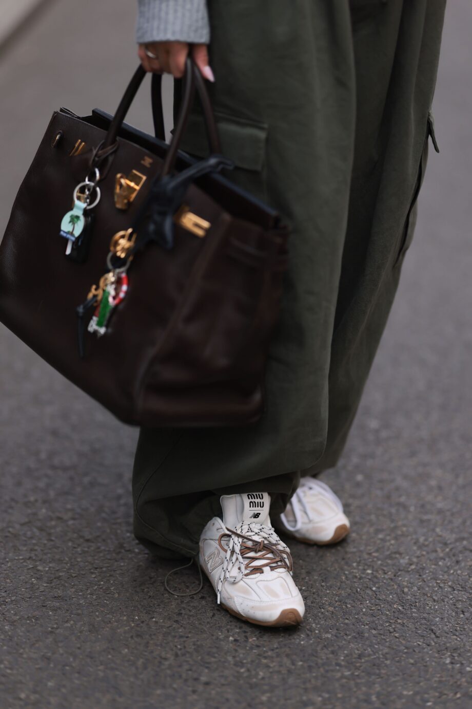 ρετρό-στιλ-6-suede-sneakers-που-είναι-ήδη-must-have-356445