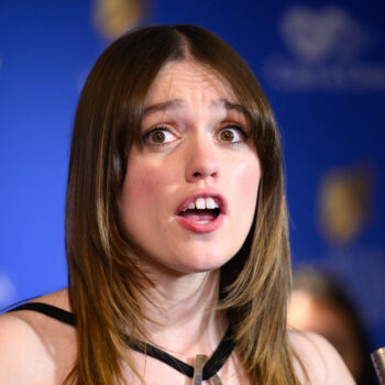 the-x-file-το-κορίτσι-με-το-κενό-ανάμεσα-στα-δόν-357259