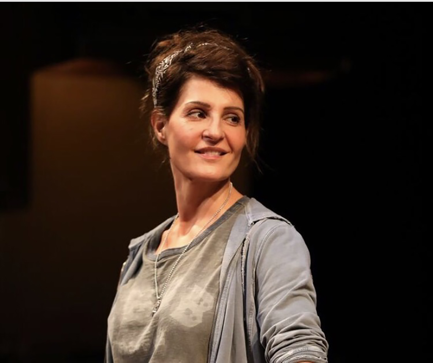 Tiny Beautiful Things: Η Nia Vardalos ανεβαίνει στη σκηνή του Θεάτρου Παλλάς και αφηγείται μια ιστορία γεμάτη συναισθήματα-1