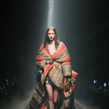 ο-οίκος-prada-αγόρασε-τον-versace-356347