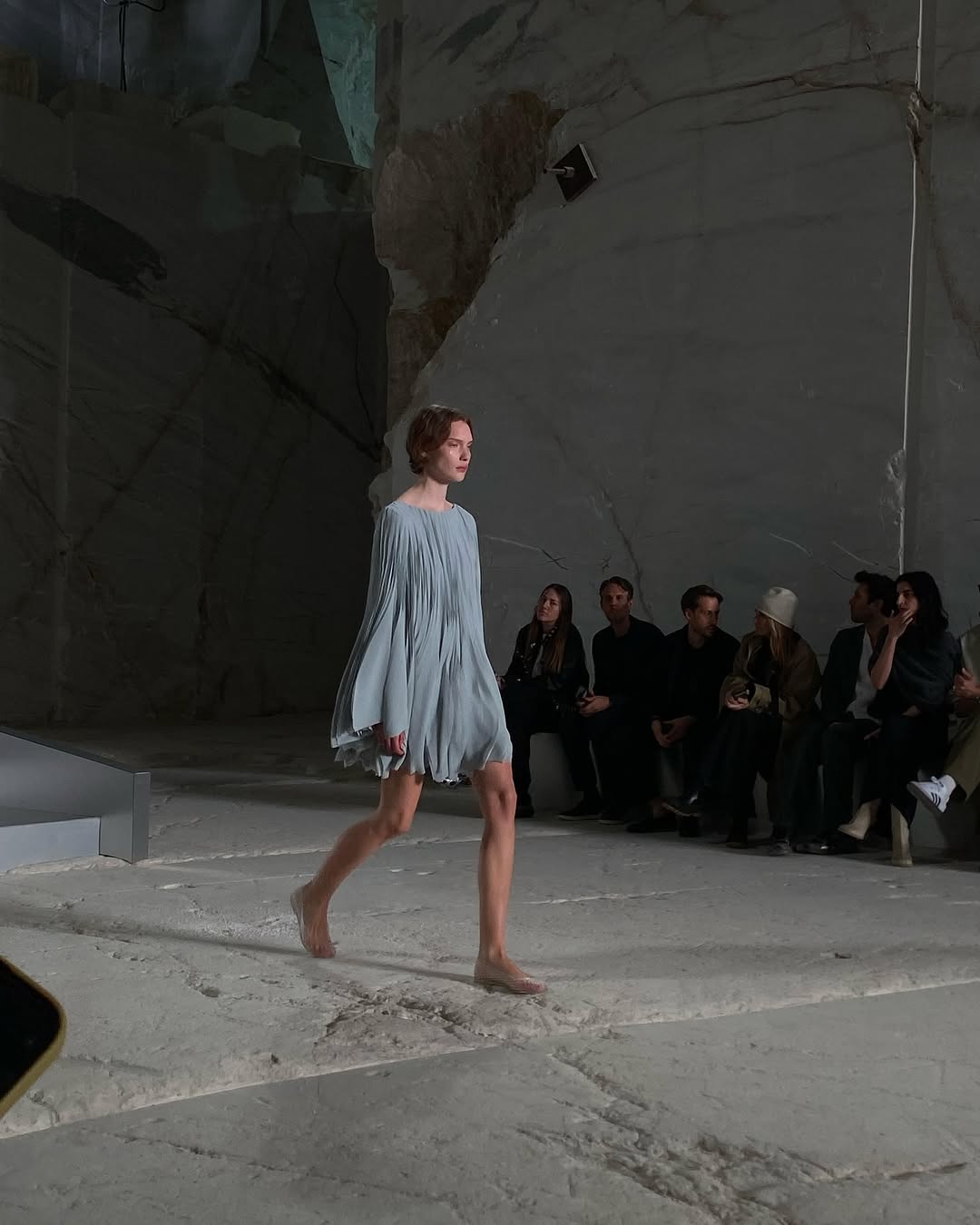 First look: Η COS ταξίδεψε στην Ελλάδα για ένα εντυπωσιακό runway στα λατομεία Διονύσου-1