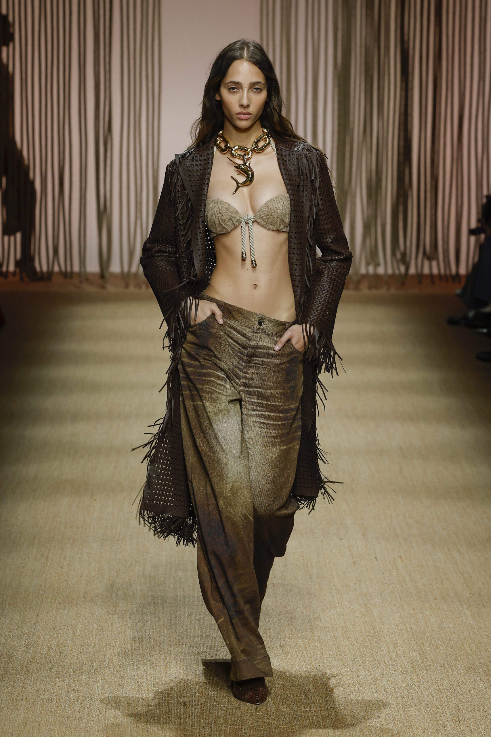 Τα πιο hot looks της άνοιξης έχουν κρόσσια-4