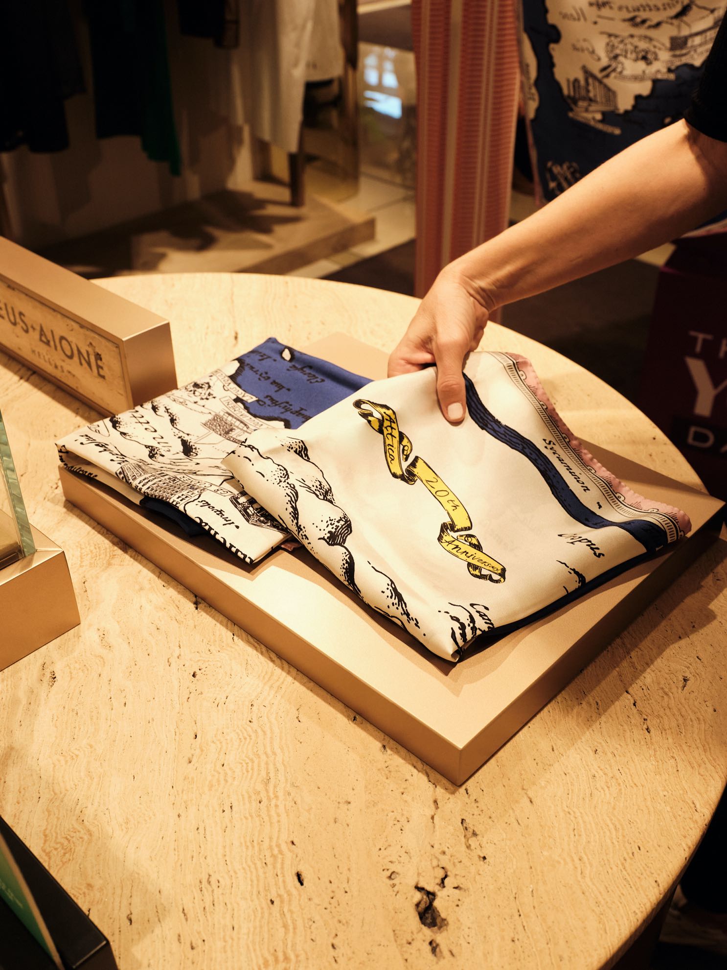 20 χρόνια Attica: Η Zeus+Δione γιορτάζει με ένα συλλεκτικό μεταξωτό μαντίλι-4