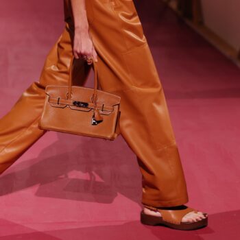 τα-mocha-sandals-θα-αντικαταστήσουν-τα-μαύρα-πέδι-359362