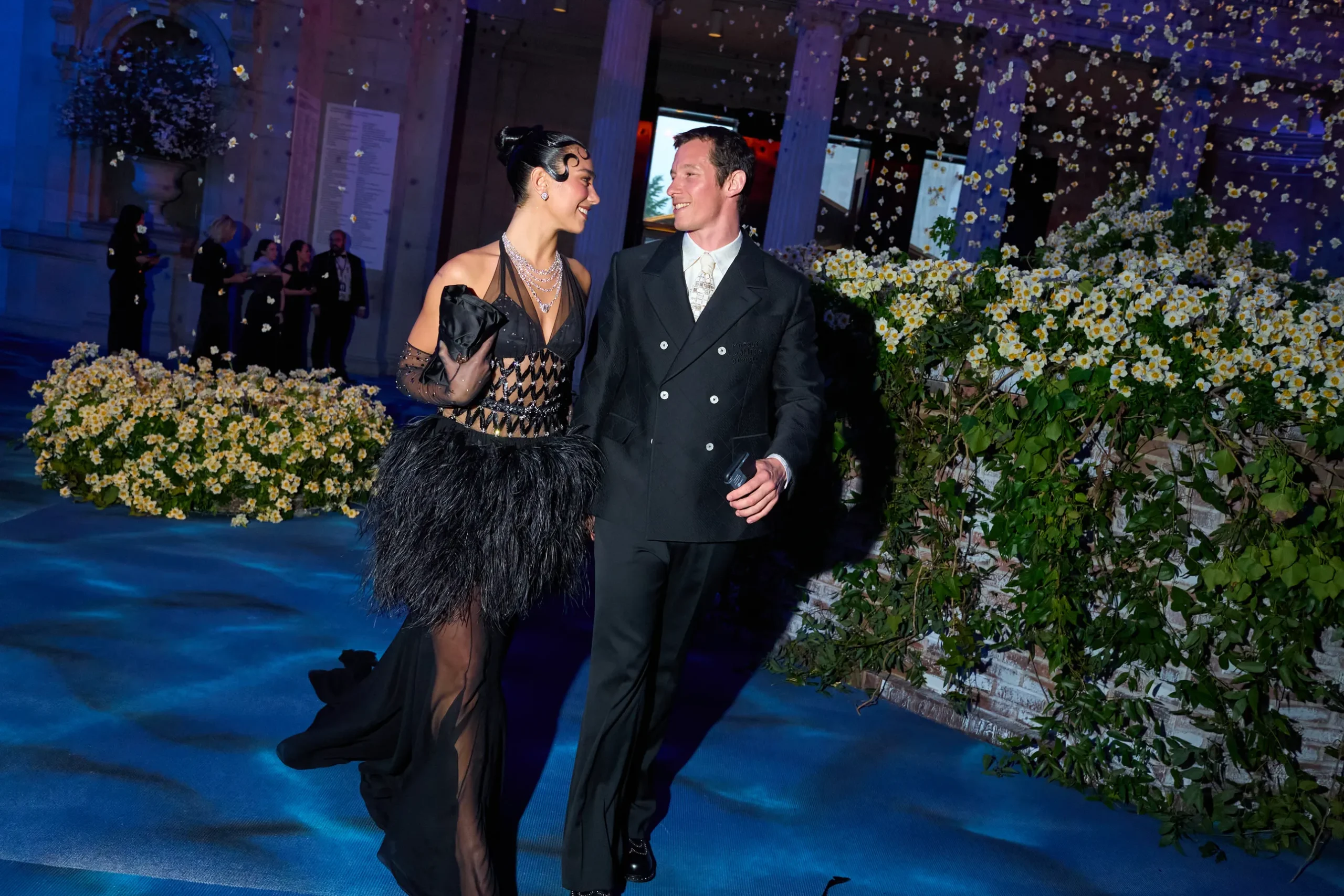 Μια exclusive ματιά στο Met Gala 2025-30