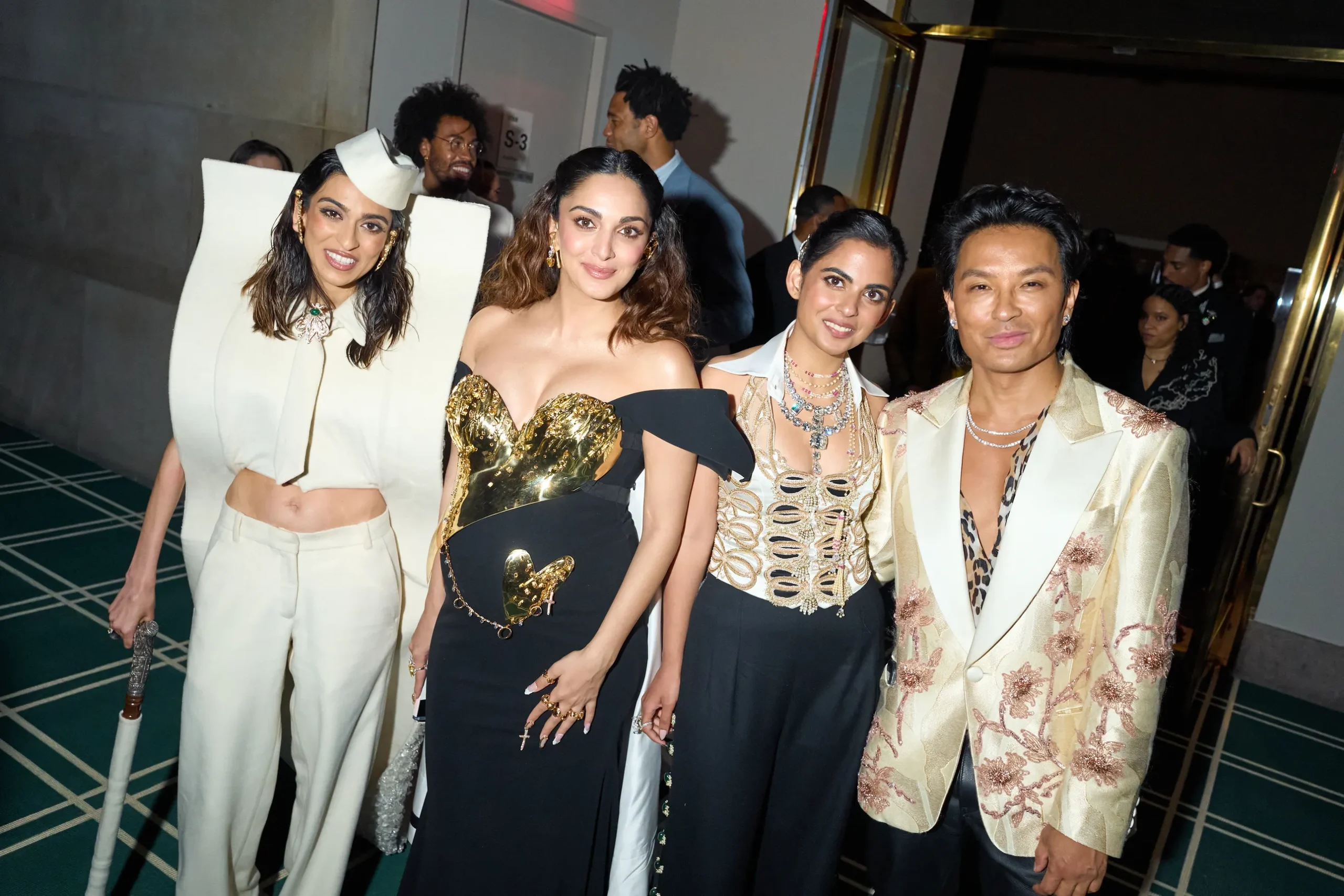 Μια exclusive ματιά στο Met Gala 2025-15