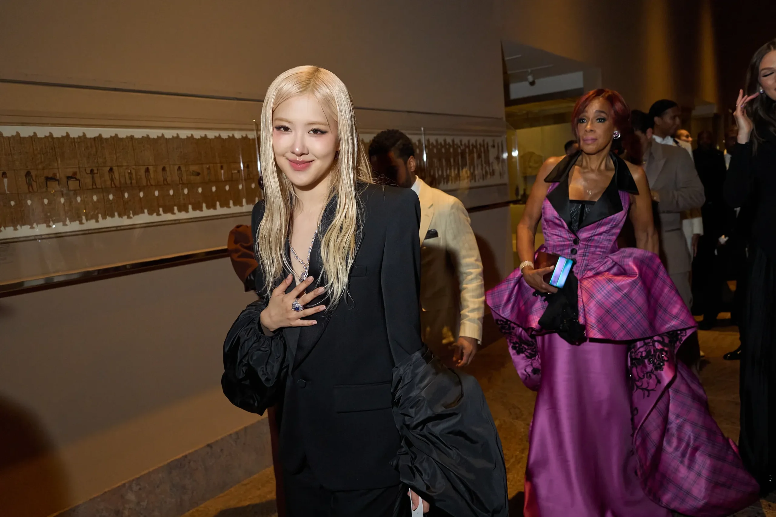 Μια exclusive ματιά στο Met Gala 2025-14