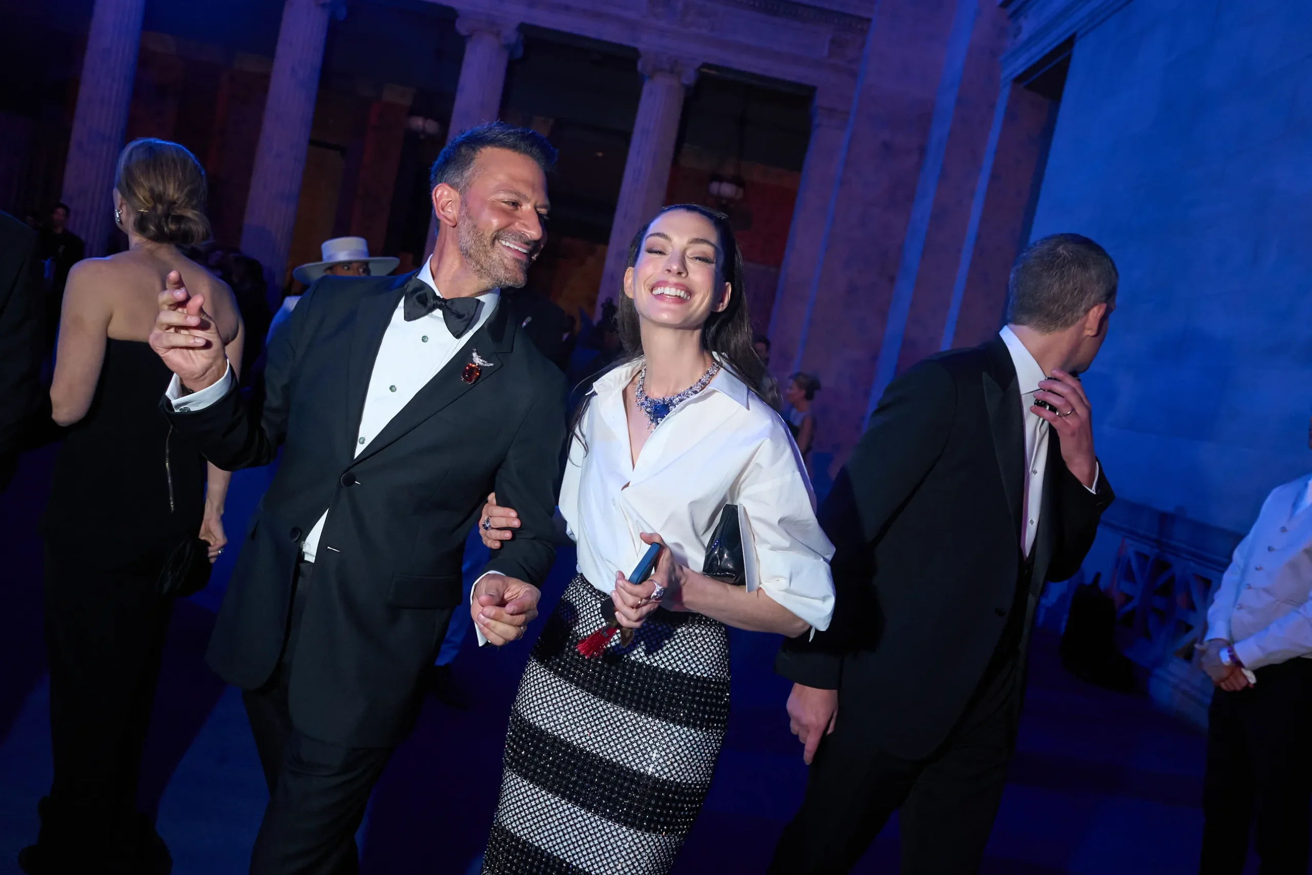 Μια exclusive ματιά στο Met Gala 2025-12