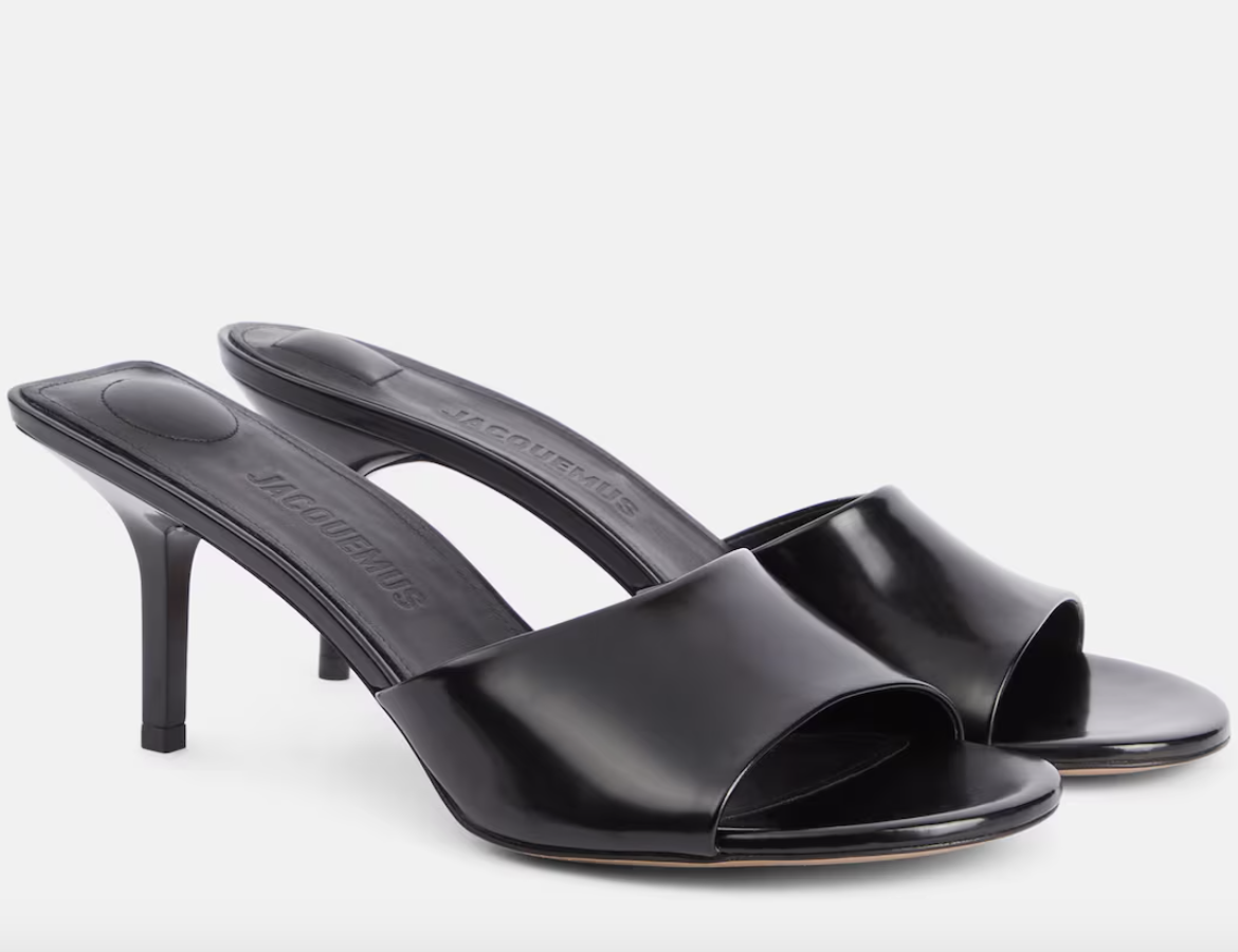 Μαύρα πέδιλα: Από τα φλατ μέχρι τα high heels, αυτά τα σχέδια είναι στο επίκεντρο-10