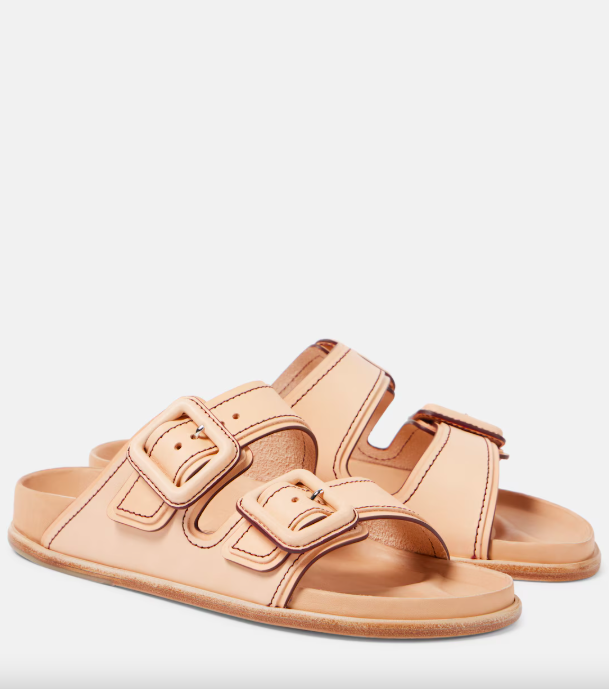 Jeans και Birkenstock: Είναι τάση ακόμη ένα καλοκαίρι-3
