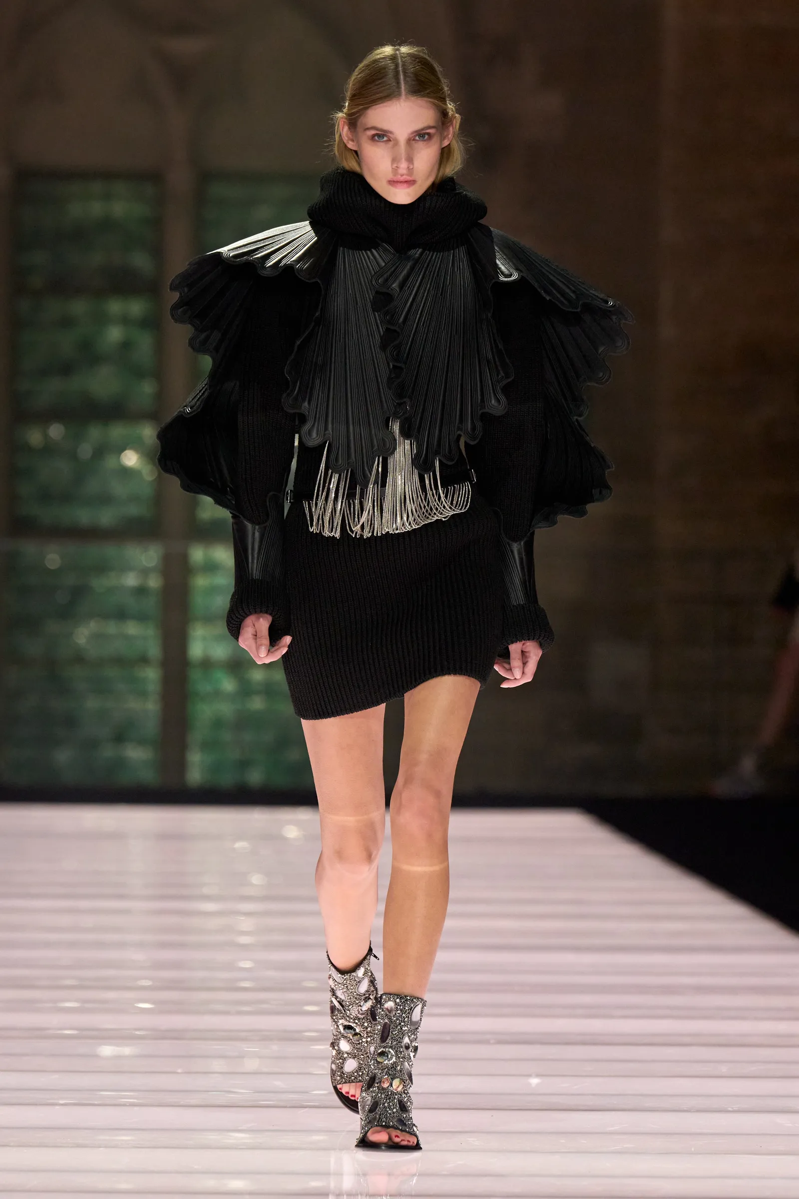 Epic! Η επίδειξη για την Cruise 2026 collection του Louis Vuitton στο Παπικό Παλάτι της Αβινιόν εντυπωσίασε και αποθεώθηκε από το κοινό-3