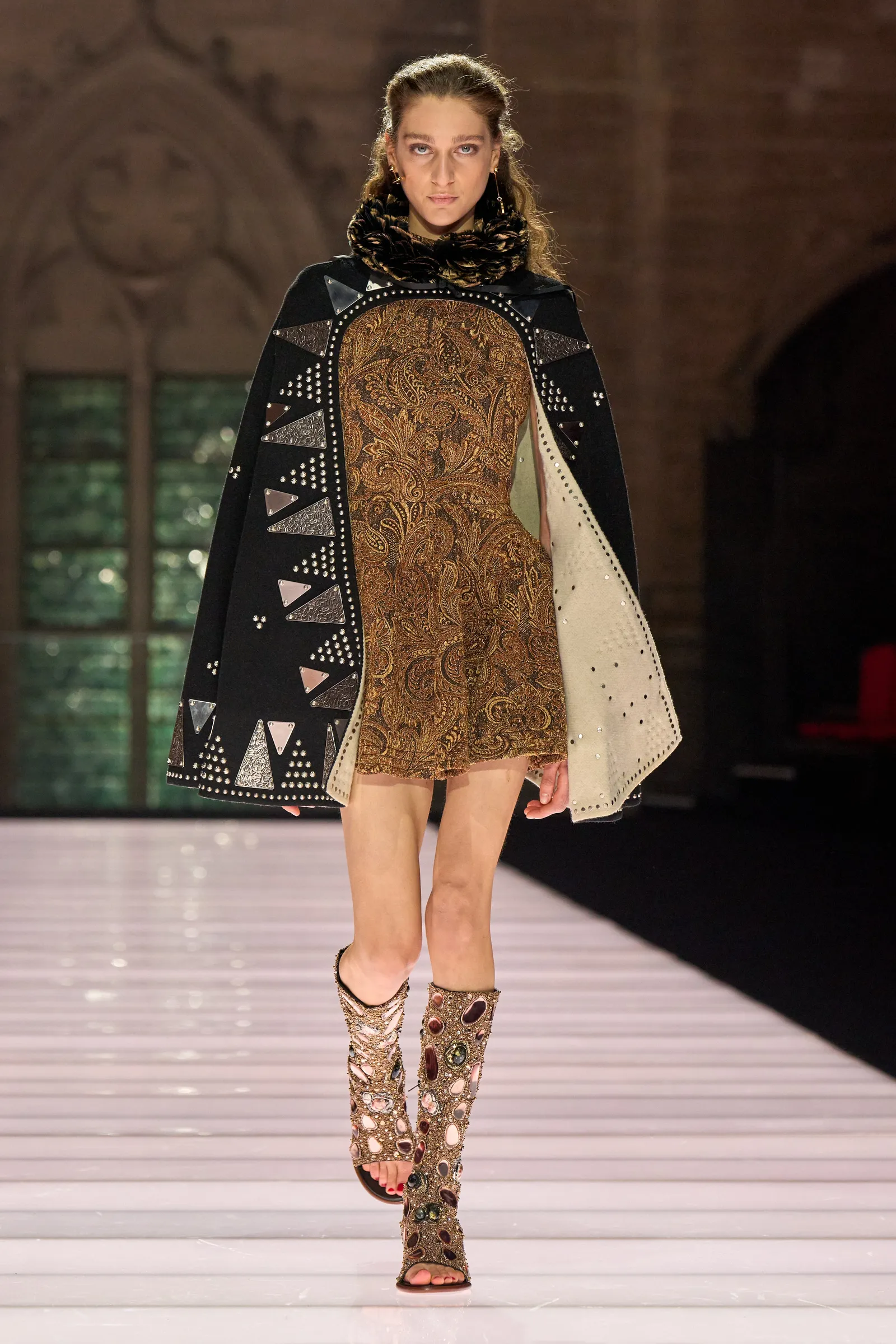 Epic! Η επίδειξη για την Cruise 2026 collection του Louis Vuitton στο Παπικό Παλάτι της Αβινιόν εντυπωσίασε και αποθεώθηκε από το κοινό-2
