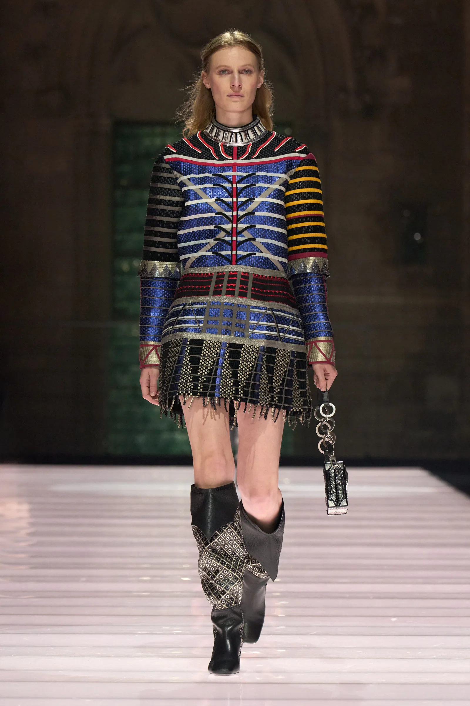 Epic! Η επίδειξη για την Cruise 2026 collection του Louis Vuitton στο Παπικό Παλάτι της Αβινιόν εντυπωσίασε και αποθεώθηκε από το κοινό-1