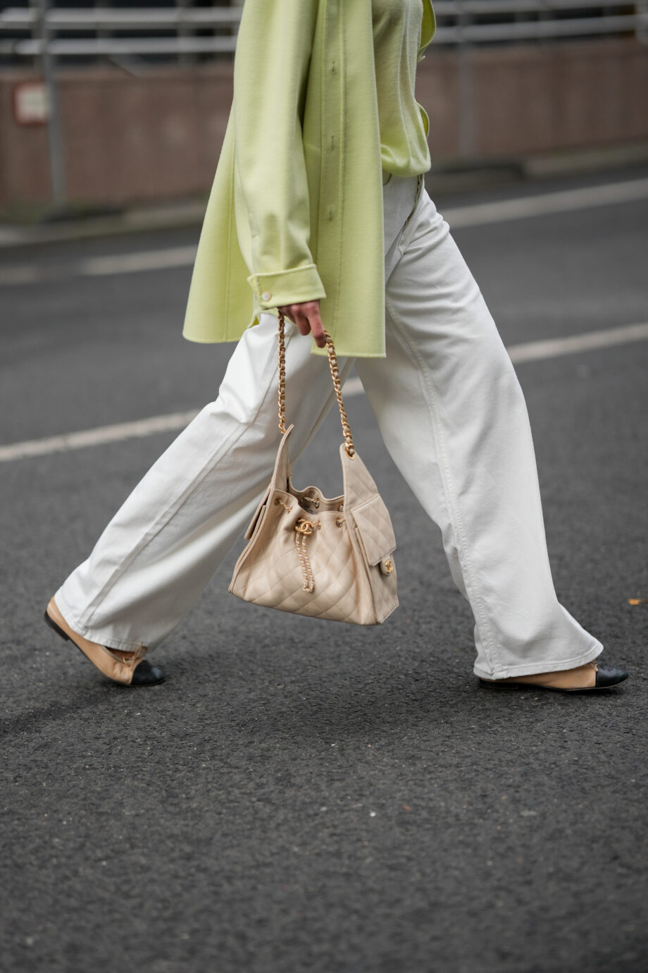 λευκό-τζιν-και-σανδάλια-5-outfits-για-το-καλοκ-362756