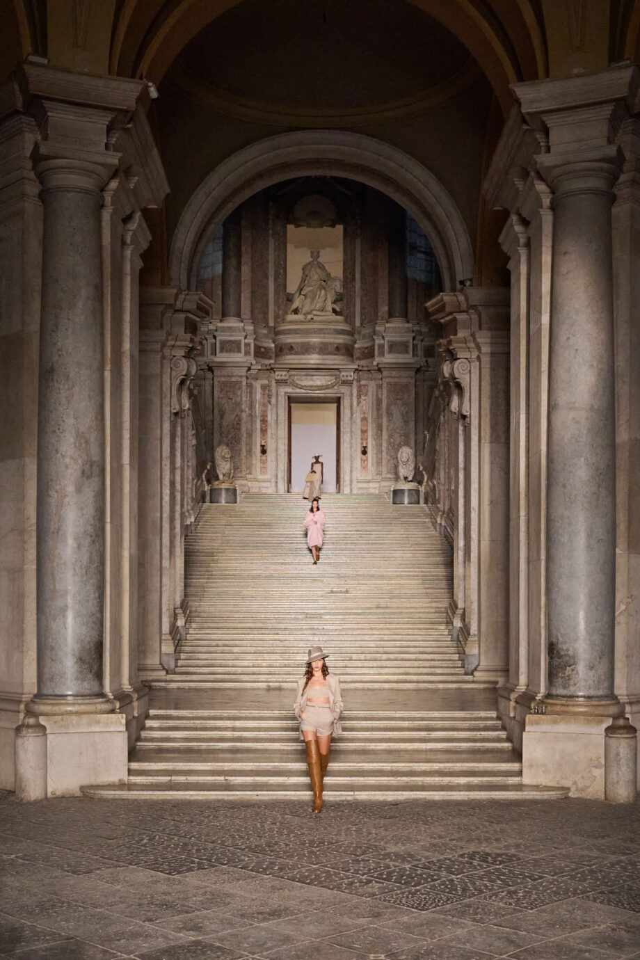max-mara-resort-2026-γεύση-από-ιταλικό-dramatic-style-στη-νάπολη-364636