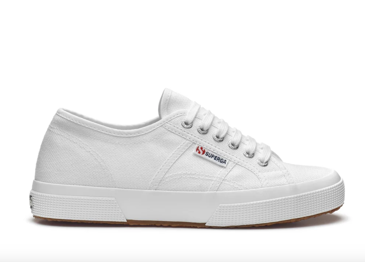 Wide pants και sneakers: Ο hot συνδυασμός για το καλοκαίρι-4