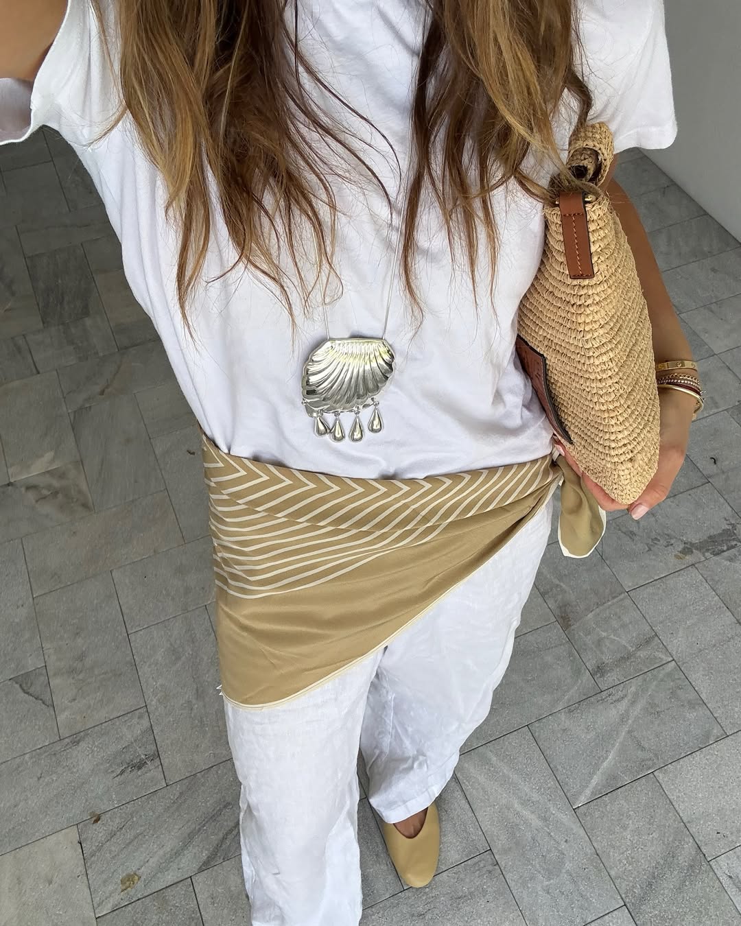 5 outfits για να φορέσετε το φουλάρι σαν ζώνη-1