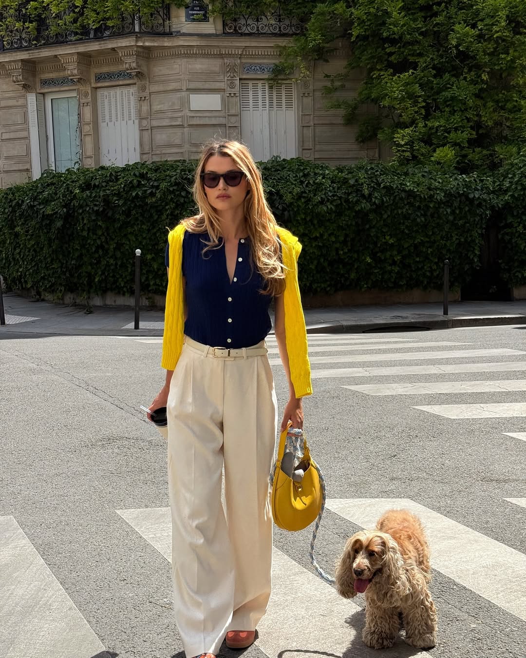 Wide pants και sneakers: Ο hot συνδυασμός για το καλοκαίρι-1